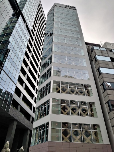 窓際に「木鋼組子（もっこうくみこ）」を設置した東急不動産のオフィスビル「COERU SHIBUYA（コエル シブヤ）」も、木造アピールとしては分かりやすい（写真：日経クロステック）