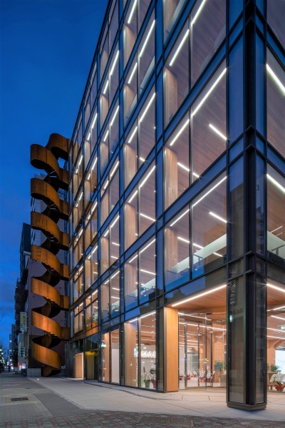 「タマディック名古屋ビル」はガラス張りのオフィスビルで、内部の木材が外から丸見えだ。木造アピール度満点（写真：日経クロステック）