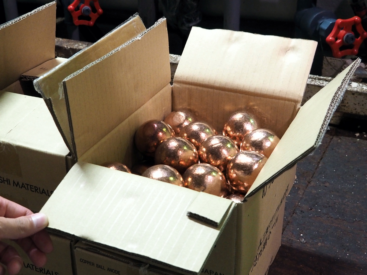 直径約5cmの「銅ボール」が30年続くプリント基板工場から消える理由