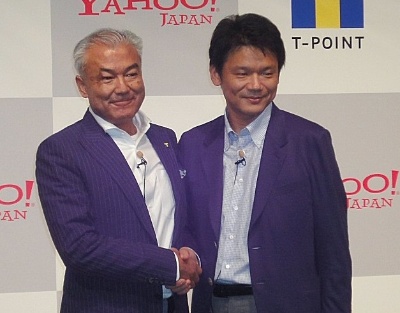 戦略的資本・業務提携を発表するCCCの増田宗昭社長（左）とヤフーの宮坂学CEO（当時）