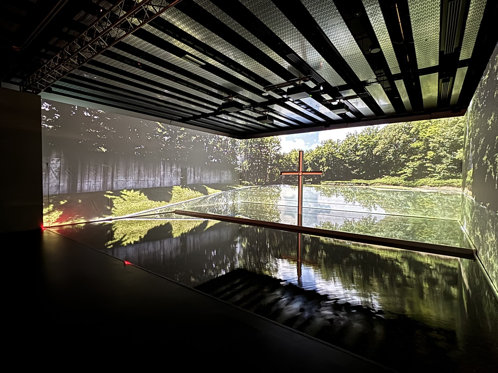 安藤忠雄氏設計「水の教会」で挙式した記憶がよみがえる、今夏は展覧会