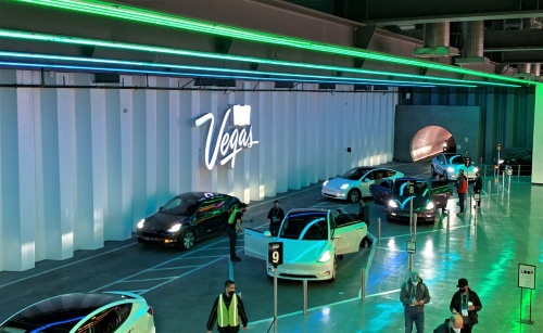 米ラスベガスの「LVCCループ」。指示された番号の場所で並び、到着した車に乗り込む。2022年1月時点では自動運転ではなく有人運転だった(写真:日経ビジネス)