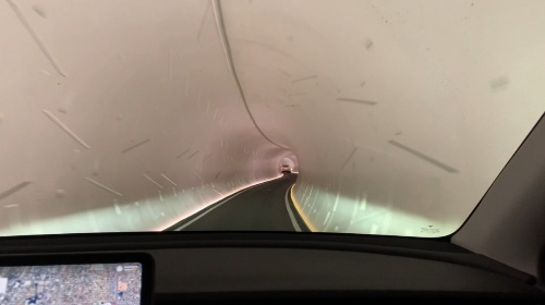 米ラスベガスの「LVCCループ」をテスラ車で走行する様子(写真:日経ビジネス)