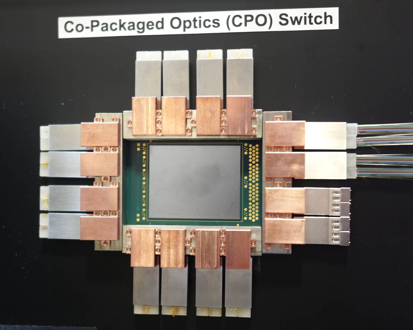 村田製作所も光電融合、展示会で判明も非公表 特許で調査 | 日経クロス