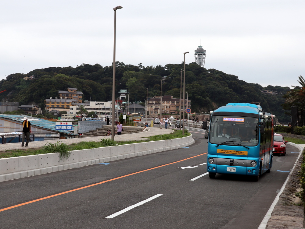 神奈川県藤沢市の江の島周辺を走る青い自動運転バス（2019年8月21日）