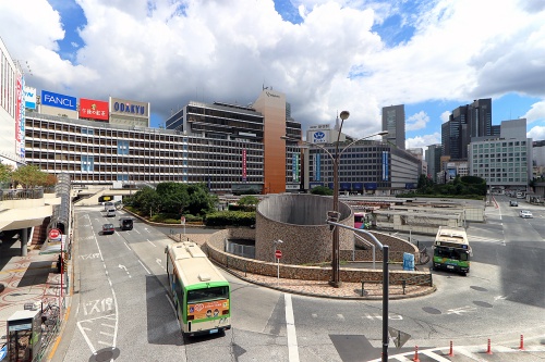 新宿駅西口駅前広場。写真左手が「新宿駅西口地区開発事業」で建て替えられる予定の小田急百貨店 新宿店(写真:日経クロステック)