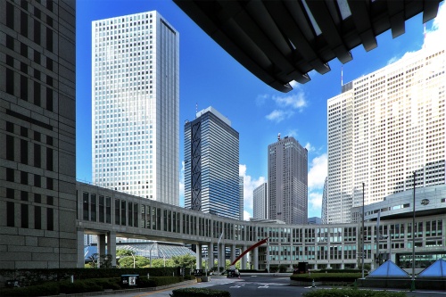 都庁舎側から4号街路沿いに並ぶ新宿住友ビル、新宿三井ビルなどを見る(写真:日経クロステック)