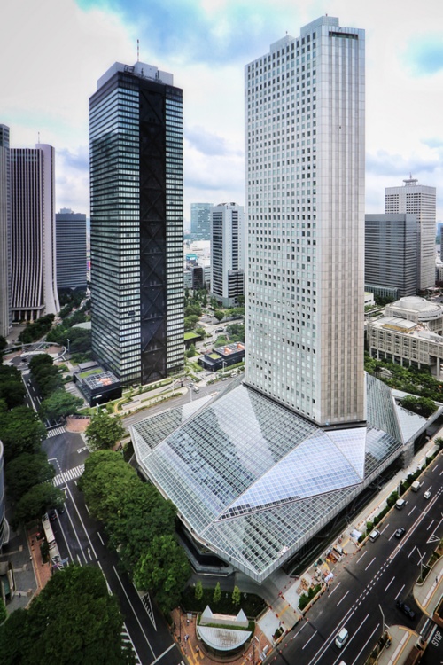 西新宿エリア。新宿住友ビル(右手前)、新宿三井ビルの全体を見る(写真:日経クロステック)
