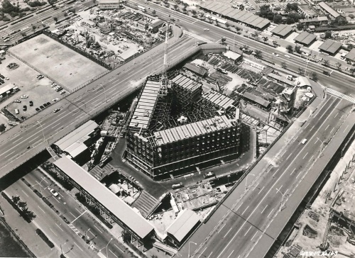 新宿住友ビルの建設時の様子。左手前が4号街路。街路が立体交差する2層構造の都市基盤で囲まれた「スーパーブロック」が、それぞれ切り離されて存在している様子が分かる(写真:住友不動産)