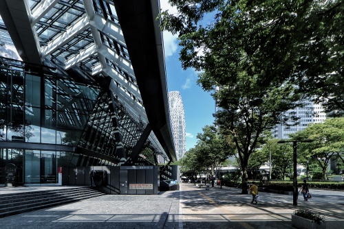 新宿住友ビル南側前面の4号街路(写真:日経クロステック)