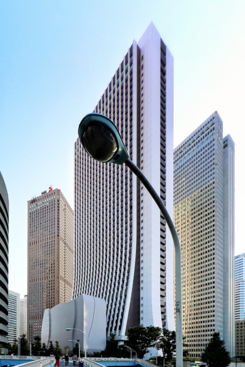 損保ジャパン本社ビルと、その前面に立つ地上6階建てのSOMPO美術館。SOMPO美術館の設計は大成建設、施工は大成建設・清水建設・鴻池組JVが手掛けた(写真:日経クロステック)