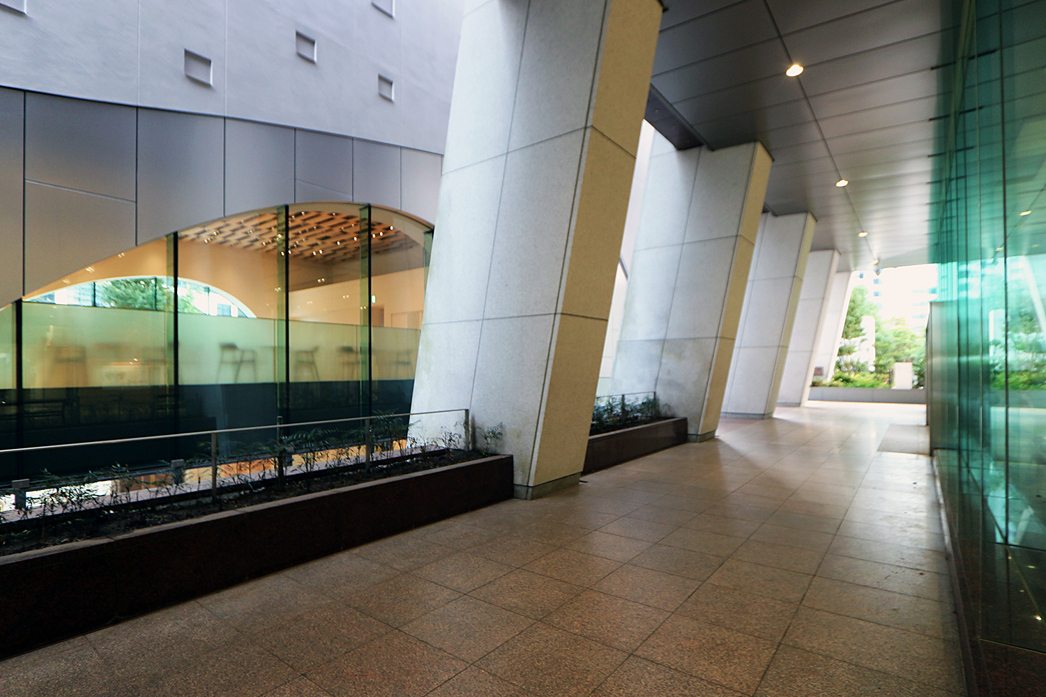 損保ジャパン本社ビル前からSOMPO美術館側を見る（写真：日経クロステック）