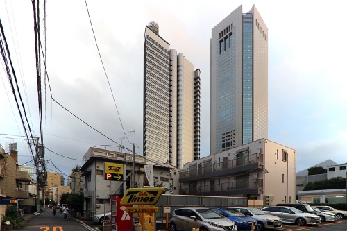 西新宿エリアの南西部、再開発の予定される西新宿3丁目。最寄り駅は京王新線初台駅、正面はNTT東日本新宿本社ビル(写真:日経クロステック)