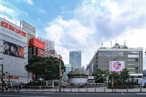 新宿駅東口駅前広場を見る(写真:日経クロステック)