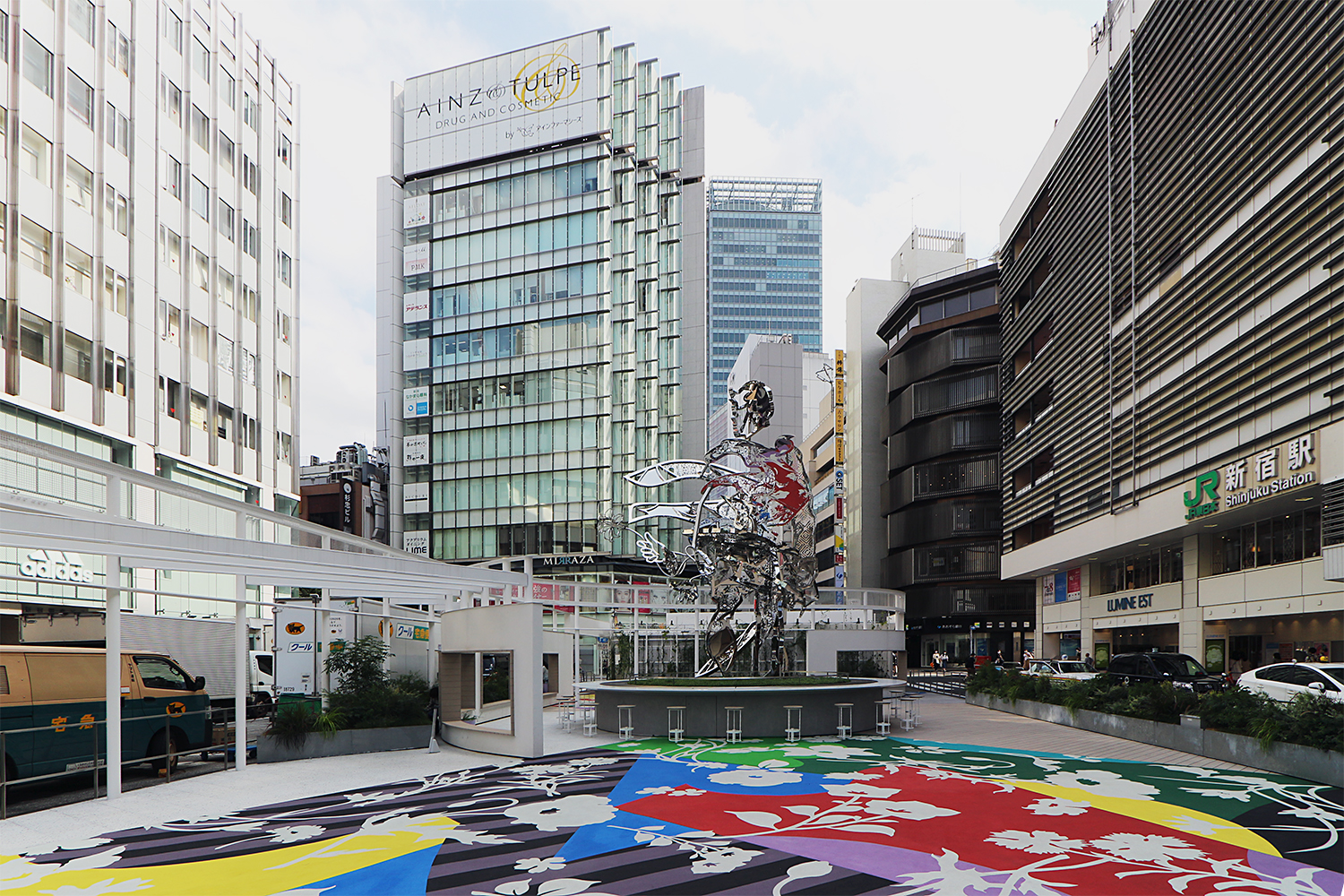 新宿駅東口駅前広場の一角。JR東日本とルミネが共同で、現代アーティストを起用する「美化整備」を展開。パブリックアートを松山智一氏、建築デザインをsinato（シナト）が担当したコミュニティースペースを20年7月19日に開設している（写真：日経クロステック）