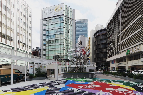 新宿駅東口駅前広場の一角。JR東日本とルミネが共同で、現代アーティストを起用する「美化整備」を展開。パブリックアートを松山智一氏、建築デザインをsinato(シナト)が担当したコミュニティースペースを20年7月19日に開設している(写真:日経クロステック)