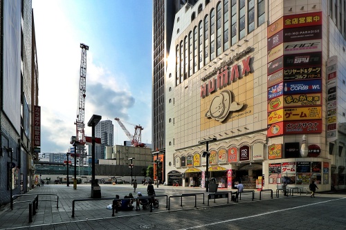 歌舞伎町1丁目のシネシティ広場に面する場所で「新宿 TOKYU MILANO 再開発計画」の工事が進んでいる(写真:日経クロステック)