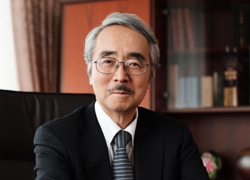 今回の答申に対する評価を語る千葉商科大学の原科幸彦学長(東京工業大学名誉教授)。米国人経営コンサルタントのロッシェル・カップ氏が8月27日に開催した、神宮外苑再開発の環境アセスメントをテーマとする講演会(オンライン)で発言した(写真:千葉商科大学)