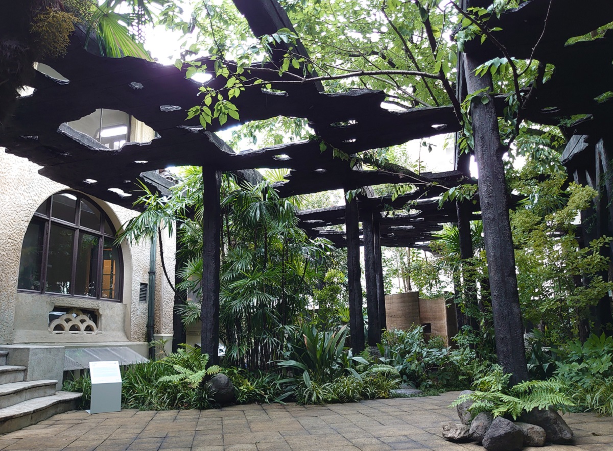 九段下にある古い洋館「kudan house」の庭園に現れた、石上純也氏のパビリオン「木陰雲」（写真：日経クロステック）
