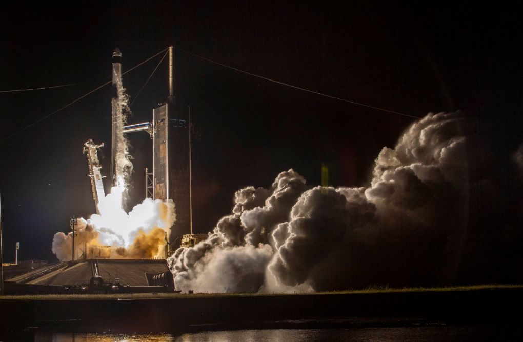 民間人4人を乗せた宇宙船を搭載したFalcon 9の打ち上げの様子