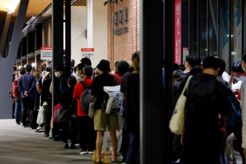 日が昇る前から長崎駅には大勢の人が詰めかけた。午前3時半ごろには既に長蛇の列ができていた（写真：JR九州）