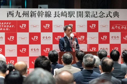 JR九州の古宮洋二社長。開業式の挨拶で、「これからも九州の発展のために努力していく」と意気込みを語った（写真：日経クロステック）