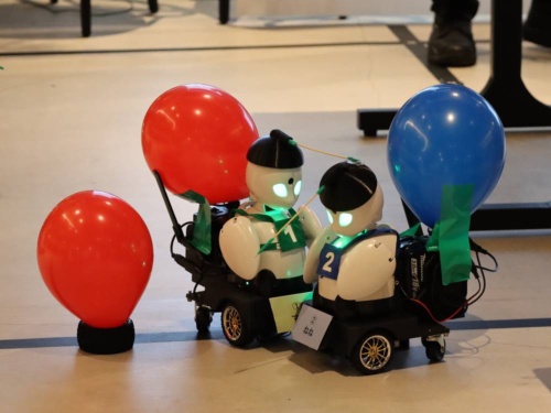 ロボットが互いの風船を割り合う「スポーツ大会」が開かれた