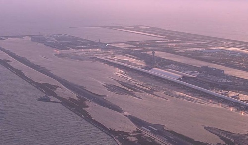 1期島が水没した関西国際空港。写真右奥の2期島は1期島よりも地盤が高く、浸水被害を免れた。2018年9月4日撮影（写真：国土交通省）