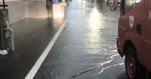 自宅近隣の冠水した道路。この後も水位が上がっていった