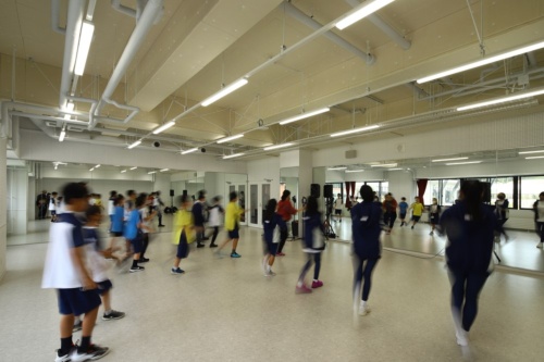 ハロウインターナショナルスクール安比ジャパンのダンススタジオ。ドラマスタジオと対照的に、生徒や先生の動きが映えるよう白を基調とした（写真：安川 千秋）