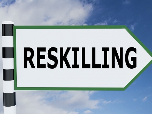 多くの企業がDXへ向かう中、大規模なリスキリングに着手している