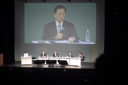 ヒューリックの主催で2019年10月15日に開催された「木造建築シンポジウム2019」のパネルディスカッションで発言する隅修三氏(東京海上日動火災保険相談役)。「銀座8丁目開発計画(仮称)」のデザイン監修者である隈研吾氏(建築家、東京大学教授)、同開発計画の設計・施工を担う竹中工務店の宮下正裕会長の他、日建設計の亀井忠夫社長がパネリストを務めた。コーディネーターはジャーナリストの福島敦子氏(写真:日経 xTECH)
