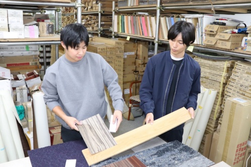 「HUB&STOCK」の宮垣知武氏（左）と豊田訓平代表取締役社長（右）。設計者から相談を受け、住宅で使う建材についてカラースキームを検討し、提案の準備をしている様子（出所：日経クロステック）