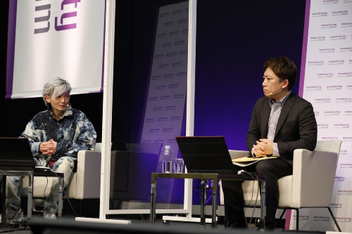 「Innovative City Forum2020」で議論する慶応義塾大学医学部の宮田裕章教授(左)と慶応義塾大学法科大学院の山本龍彦教授(右)。同イベントはアカデミーヒルズなどが主催した