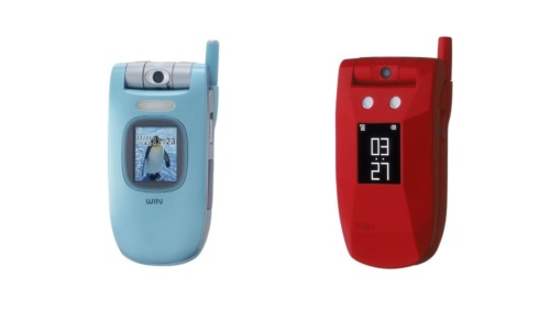 最初のCDMA 1X WIN対応携帯電話機「W11H」（日立製作所製、左）と「W11K」（京セラ製、右）