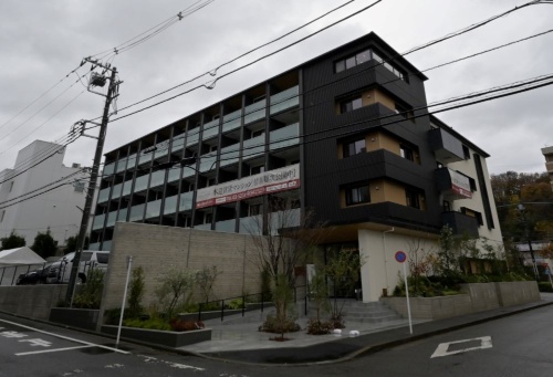 モクシオン稲城の外観。京王相模原線稲城駅から徒歩3分の敷地に立つ。筆者が参加した見学会はあいにくの天気だった(写真:日経クロステック)