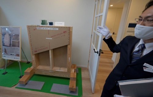 高強度の耐力壁「MOCX wall(モクスウォール)」の構成を示した模型(写真:日経クロステック)