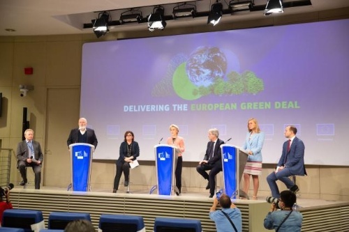 温暖化ガスを大幅に削減するための包括案を発表する欧州委員会