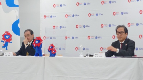 22年12月14日の理事会後に会見に臨んだ、2025年日本国際博覧会協会の十倉雅和会長（左）と石毛博行事務総長（写真：日経クロステック）