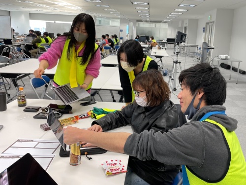 都知事杯オープンデータ・ハッカソンの様子。サービス案の設計について話し合うチーム