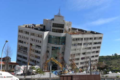台湾・花蓮市の中心部に立つ「雲門翠堤大楼」。地震によって地下1階と地上1、2階がつぶれ、大きく傾いていた。2月10日撮影（写真：菅原 由依子）
