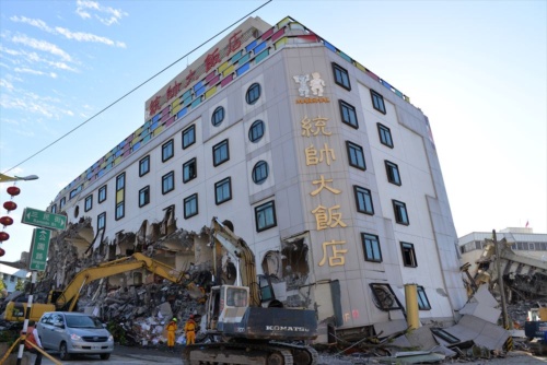 地震によって1、2階がつぶれたホテル「統帥大飯店」。2月9日に解体が始まった。撮影は2月10日（写真：菅原 由依子）