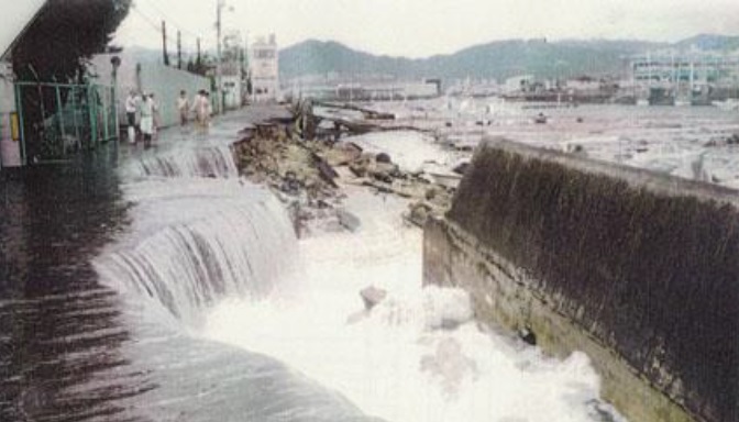 高潮 海岸堤防の“外側”対策に本腰、高潮から港湾施設守る | 日経クロステック（xTECH）