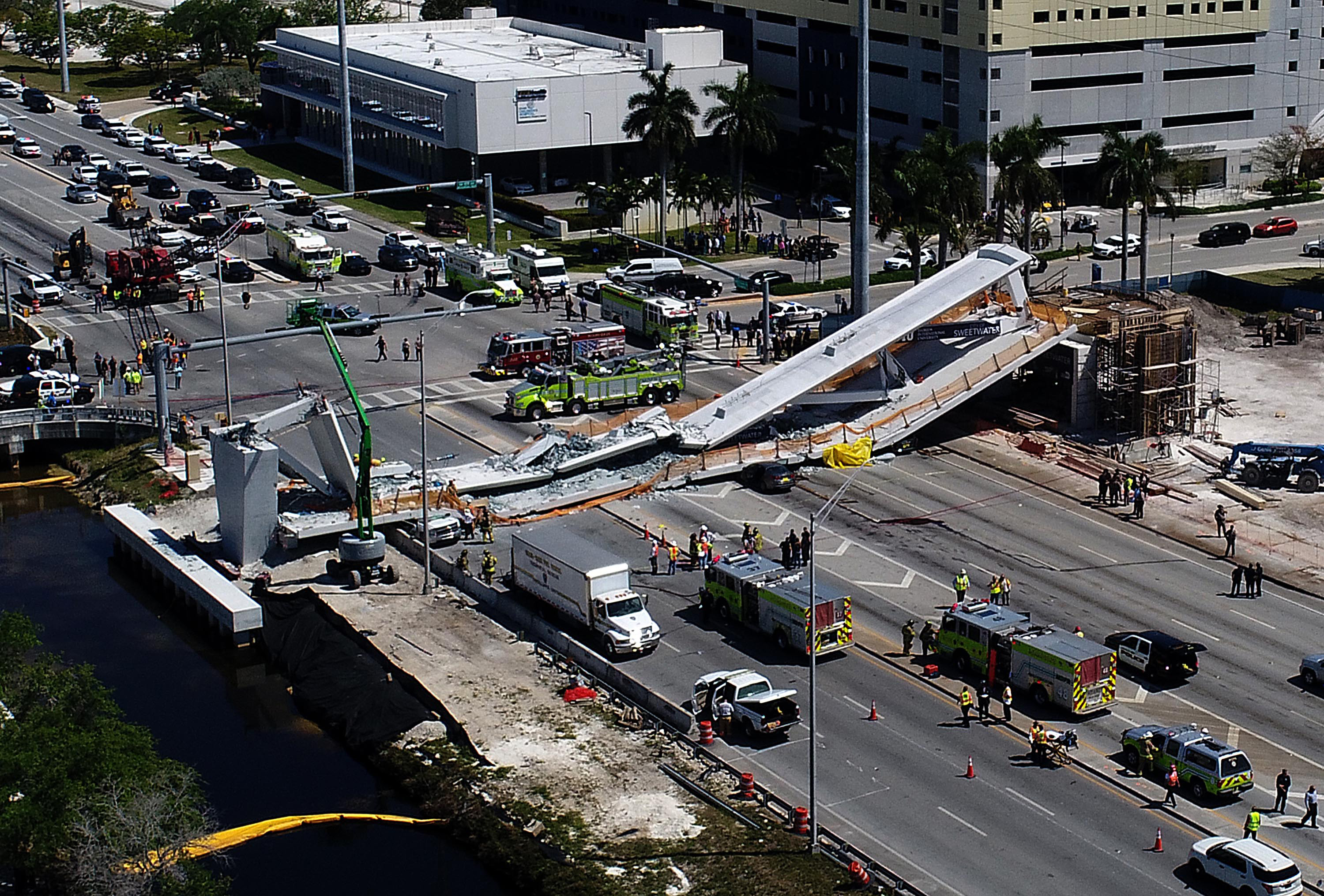 米マイアミで崩落した建設中の歩道橋。左が主塔側。2018年3月15日撮影（出所：Abaca/アフロ）