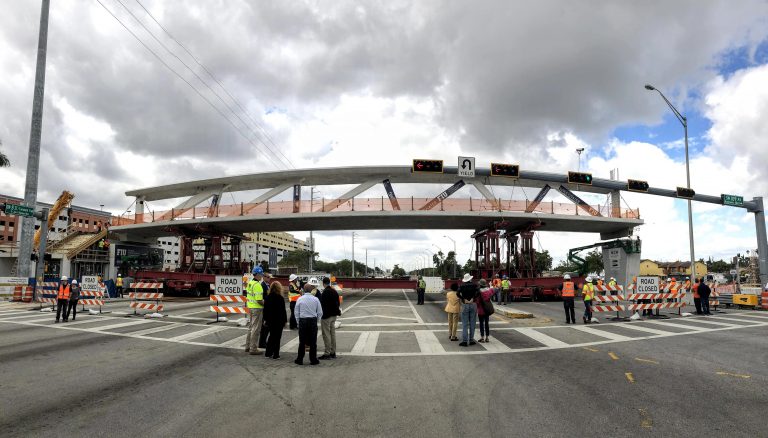 速報 米国の歩道橋崩落で死者 話題の高速施工法 Abc で建設中 日経クロステック Xtech