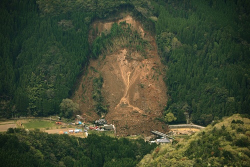 南から見た斜面崩壊の現場（写真：国際航業）