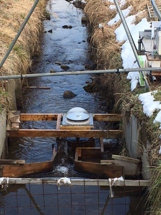 茨城県石岡市の農業用水路での試験運転の様子。「集水加速導水路」を設置して必要な流速を確保している（写真：鉄建建設）
