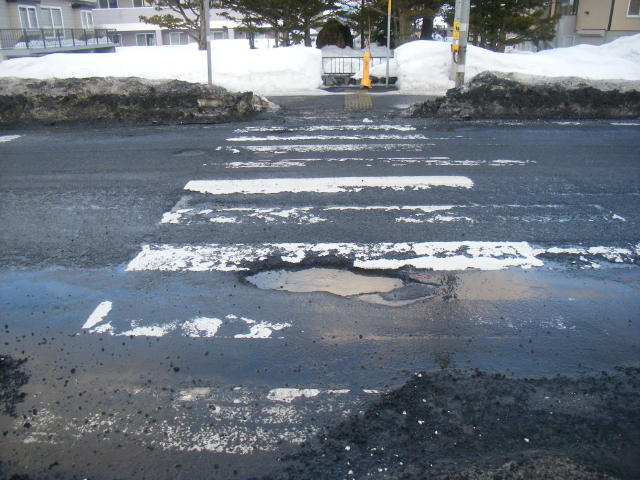 北海道ではポットホール（写真中央）に起因する国家賠償請求が例年の5倍に膨らんだ
