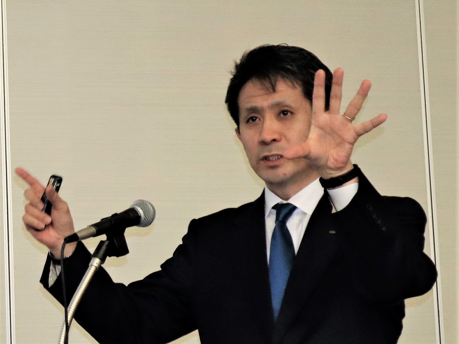 KDDIの原田圭吾ビジネスIoT企画部長。4月24日に開催した記者発表会の様子（写真：日経コンストラクション）