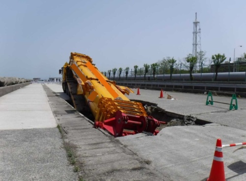 新潟東港の臨港道路が陥没し、トレーラーの荷台が落ちる事故が発生した（写真：新潟県）